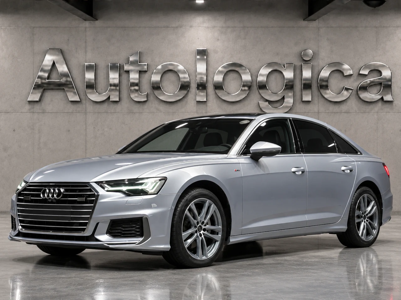 Серебристый Audi в шоуруме Autologica